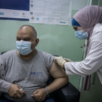 Refugee in Jordan receives a vaccine