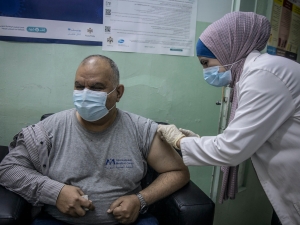 Refugee in Jordan receives a vaccine