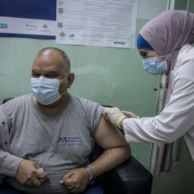 Refugee in Jordan receives a vaccine
