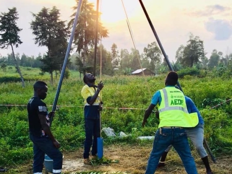 AEDR workers setting up a well in DRC