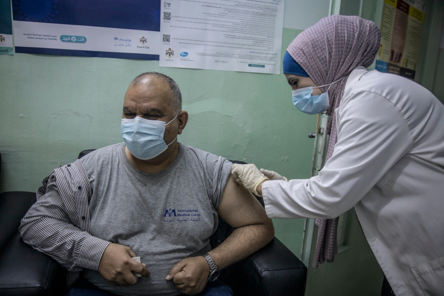 Refugee in Jordan receives a vaccine