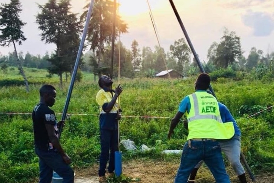 AEDR workers setting up a well in DRC